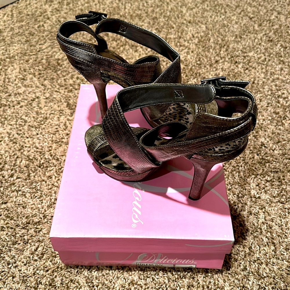 Like new monochrome heels